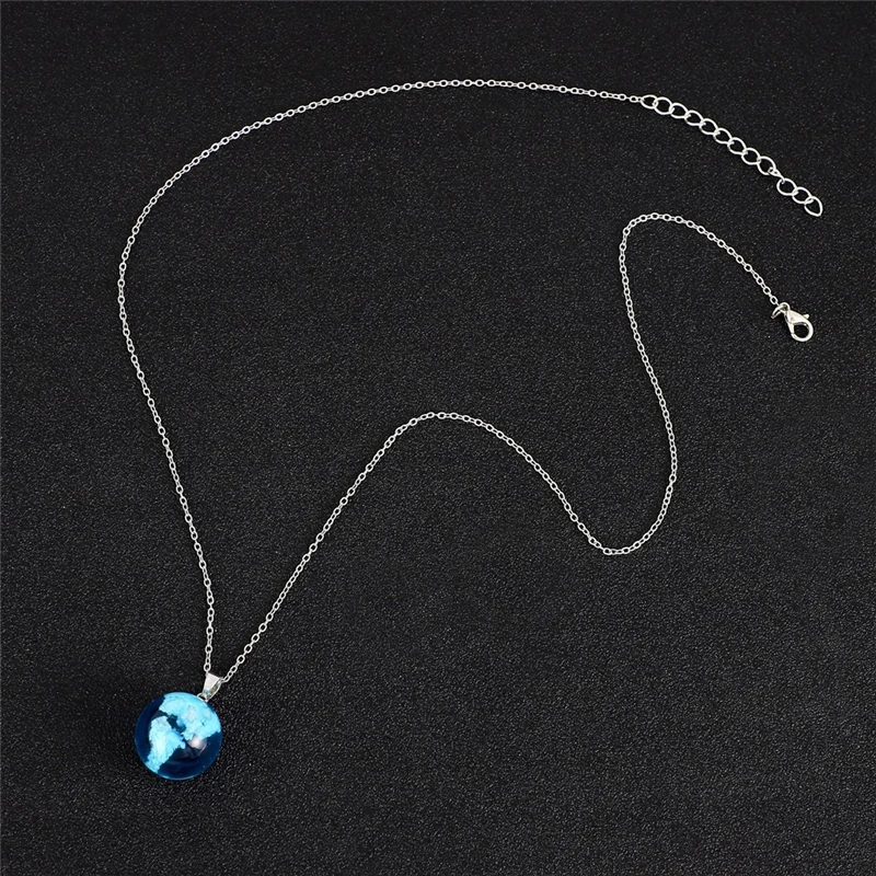 Женское ожерелье с подвеской из смолы ручной работы голубыми белыми облаками и