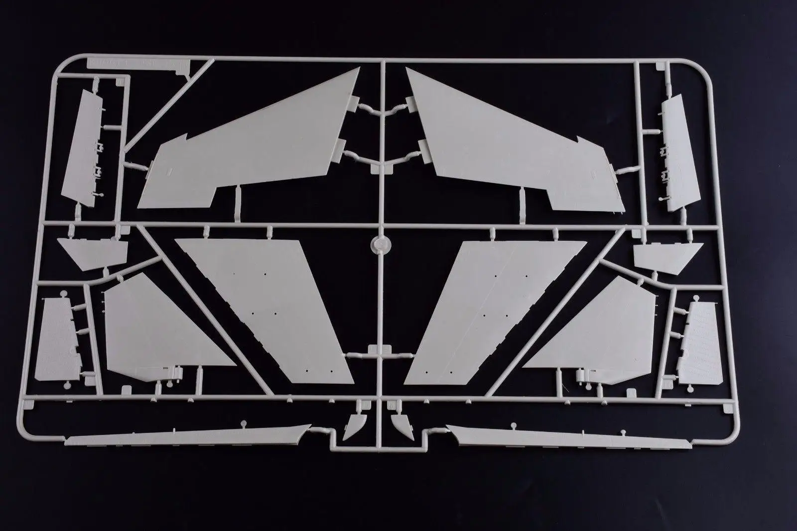 Kitty Hawk 80142 1/48 Su-35 Flanker E Assembly model New |