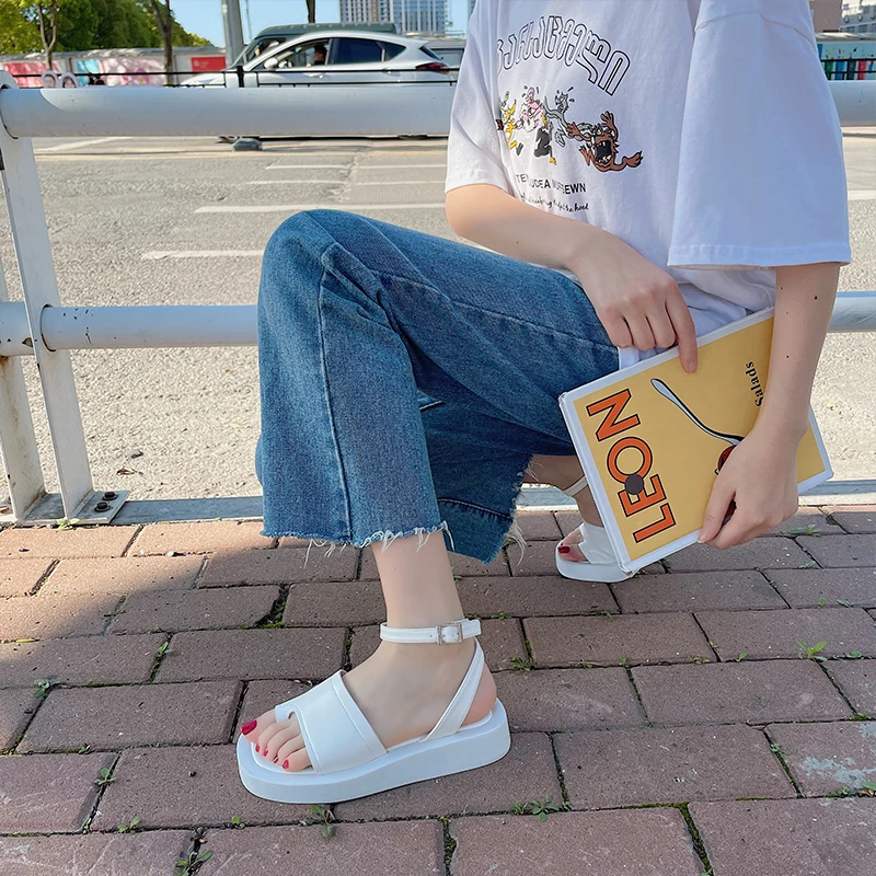 

2021 Summer Clear Heels Low Sandals Woman Leather Buckle Strap All-Match Beach Shoes Suit Female Beige Soft Low-heeled Fashion N