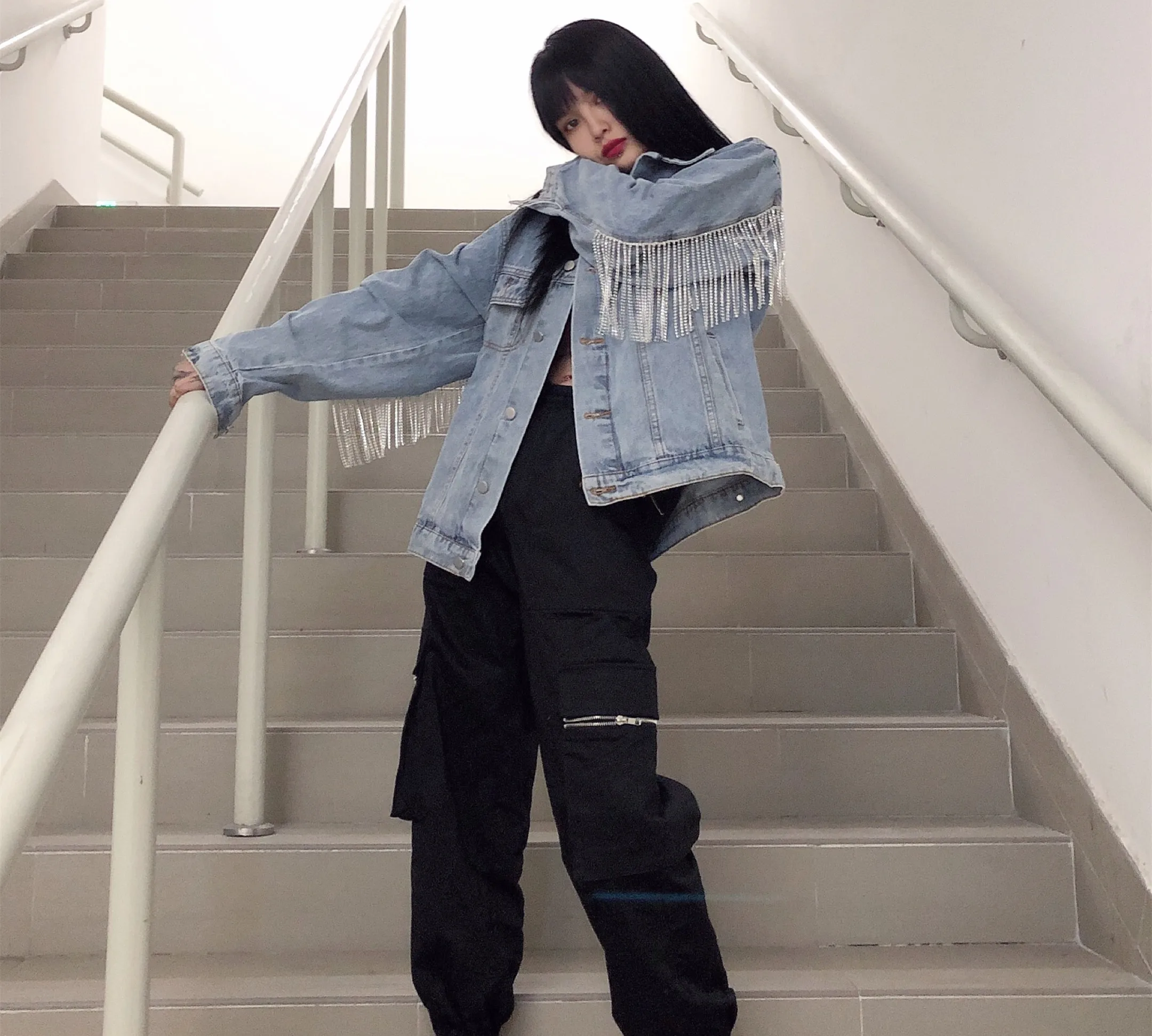 Женская джинсовая куртка с бахромой со стразами | одежда