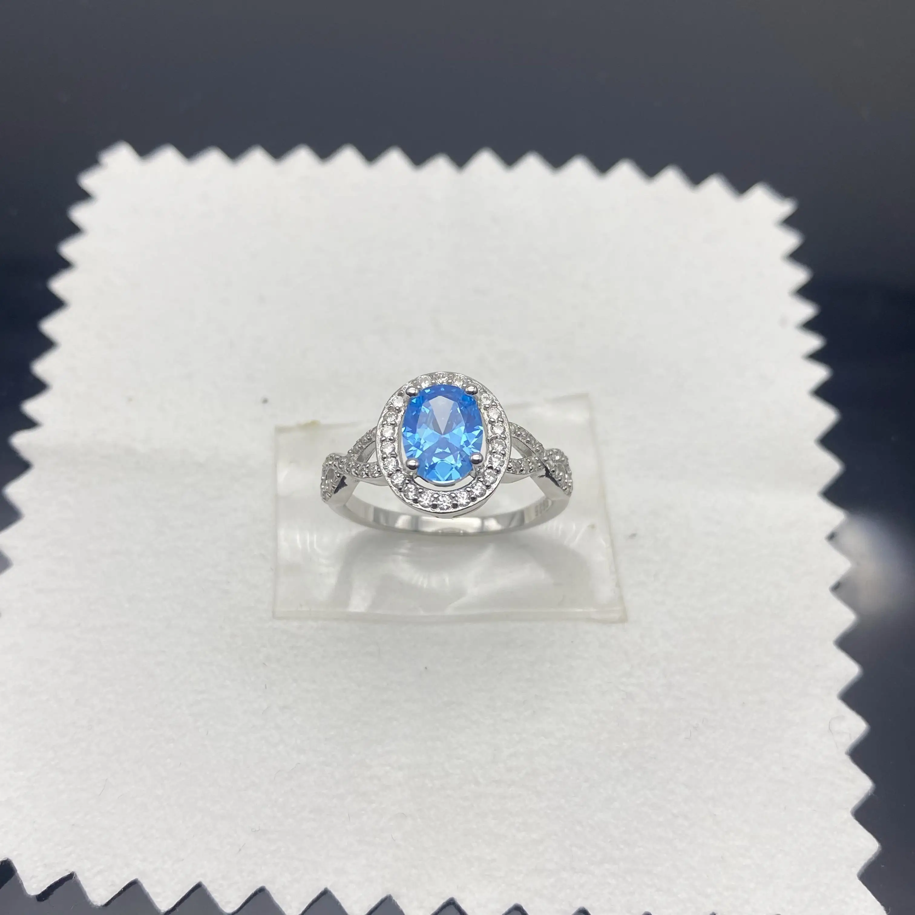 

Женское кольцо из серебра 925 пробы, с голубым кристаллом