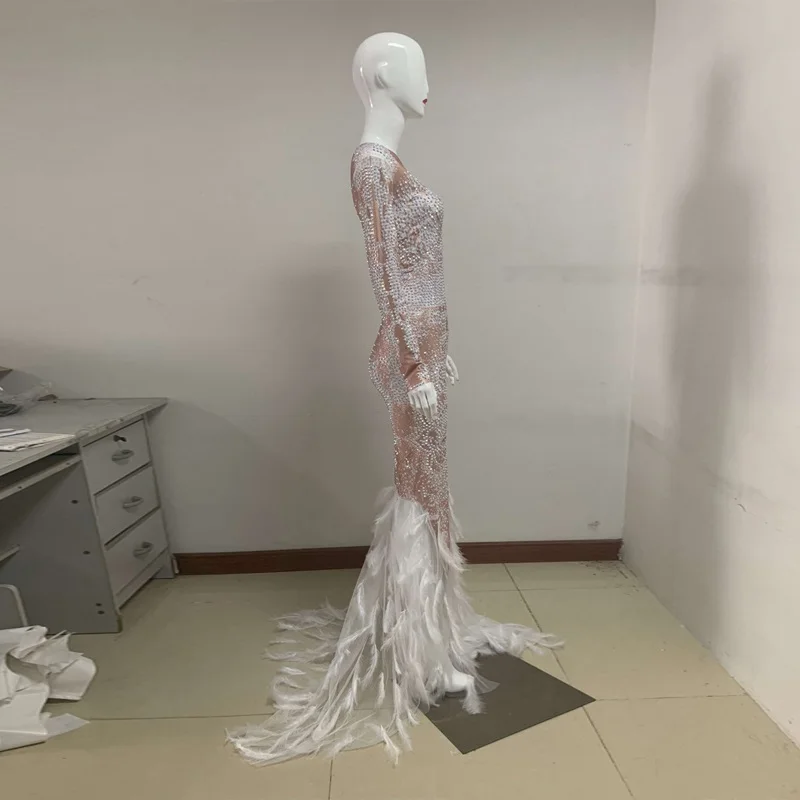 Женское вечернее длинное платье с перьями русалки белое Клубное бежевыми