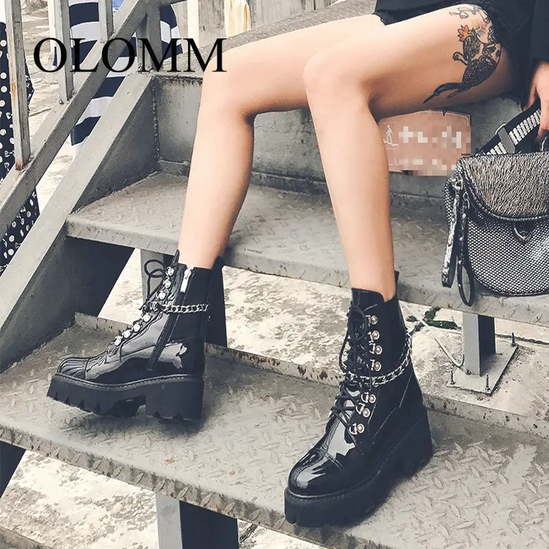 OLOMM/женские ботильоны из лакированной кожи, на каблуке, с галстуком, Рабочая обувь в армейском стиле черного цвета, осенняя пикантная обувь в готическом стиле, с цепочкой, высокое качество, AB-31
