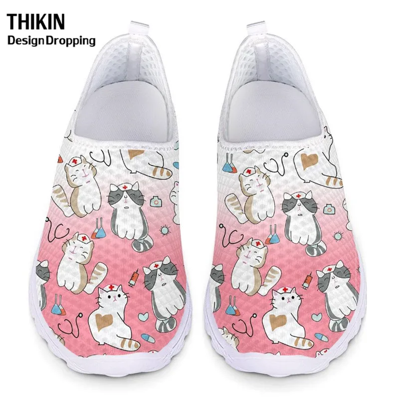 Женские кроссовки без шнуровки THIKIN белые с принтом для медсестер и врачей летняя