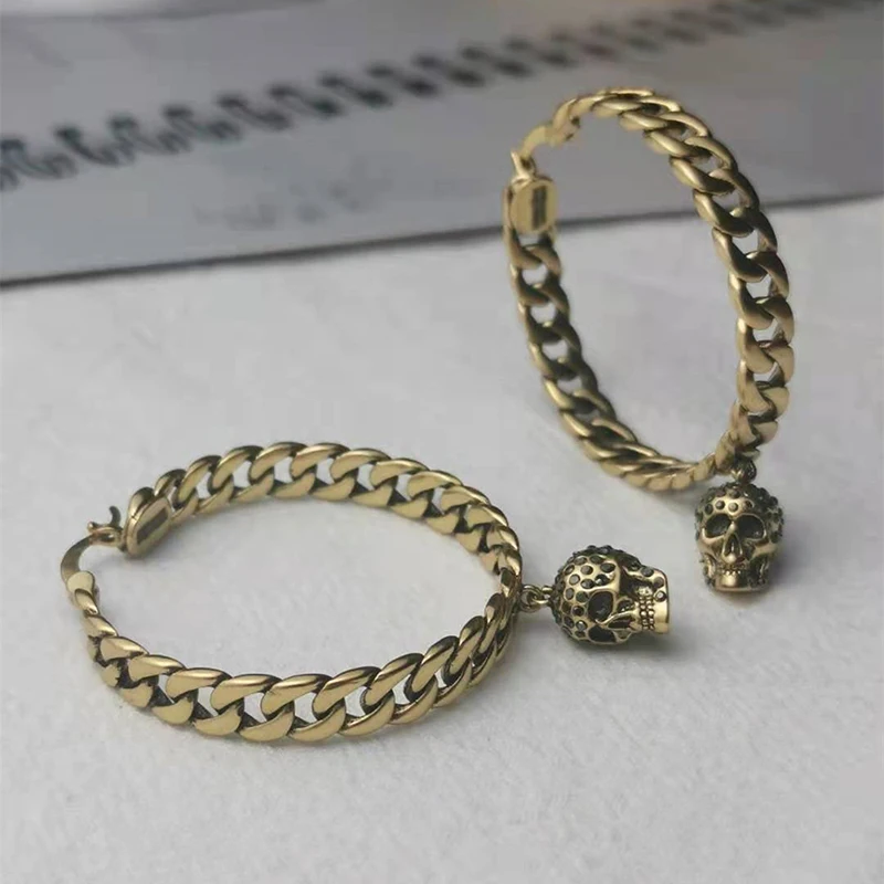 

Женские серьги-кольца с металлическим покрытием и черными бриллиантами