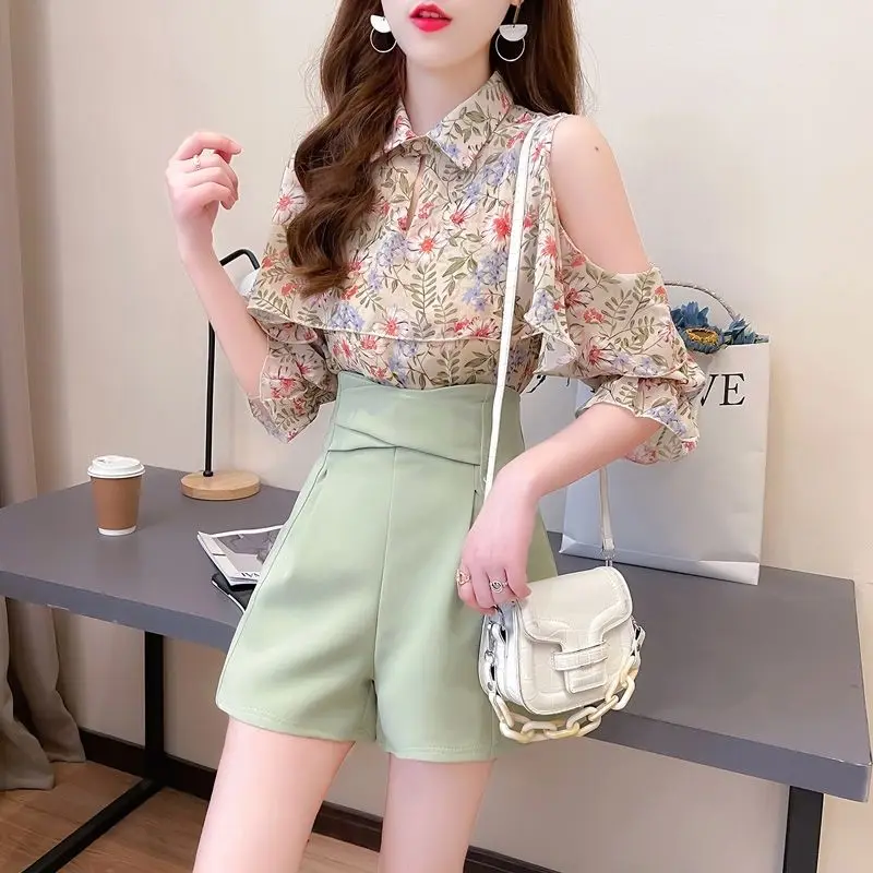 

Женский офисный костюм с принтом, шифоновая рубашка с коротким рукавом и открытыми плечами + шорты с широкими штанинами, комплект из двух пр...