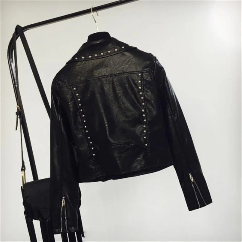 Женская куртка из искусственной кожи осенне-зимняя мотоциклетная с заклепками |