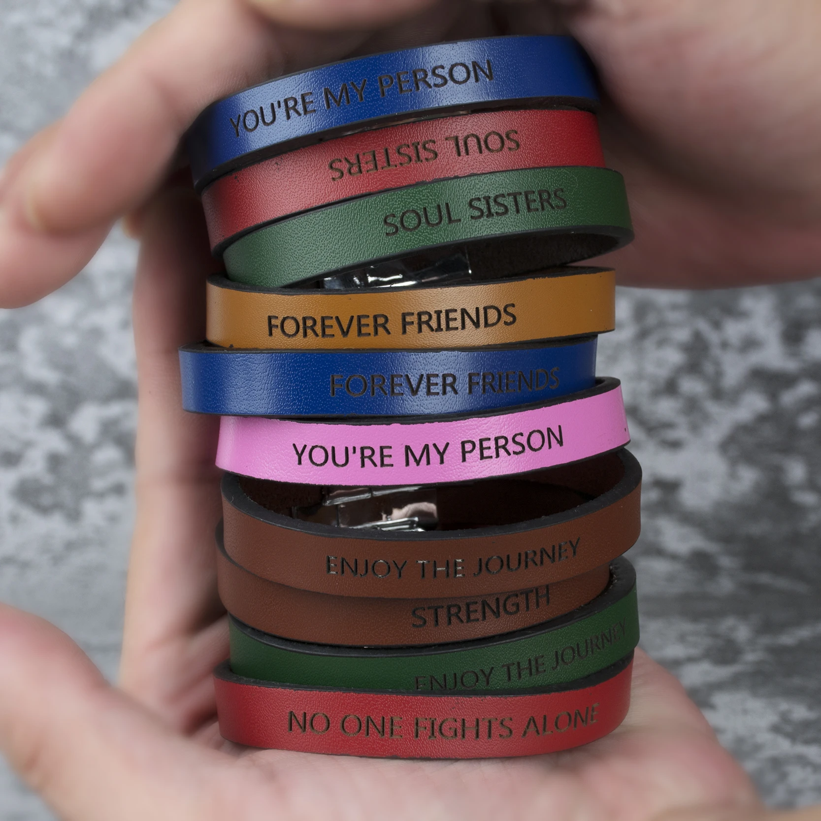 Не все кто кочутся теряются следуйте вашим гравированным буквенным браслетам с