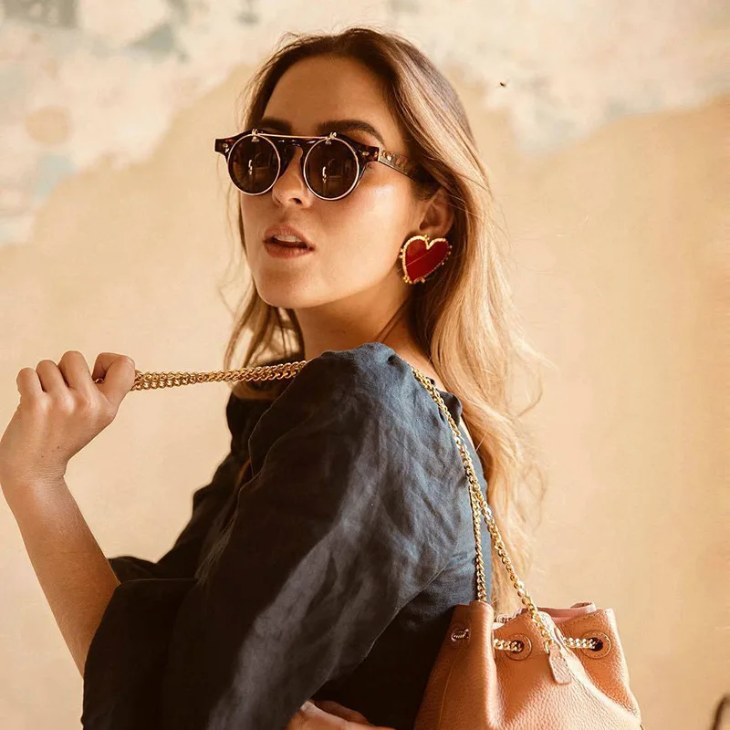 Новые модные серьги-гвоздики в уличном стиле с большим красным сердцем для