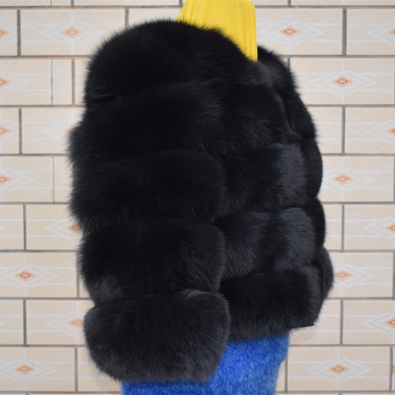 Модное теплое пальто с натуральным мехом короткое 50 см Женское лисы зимняя