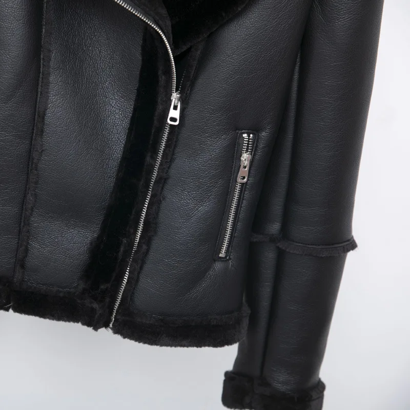 Куртка бомбер женская кожаная свободная зимняя меховая верхняя одежда в стиле