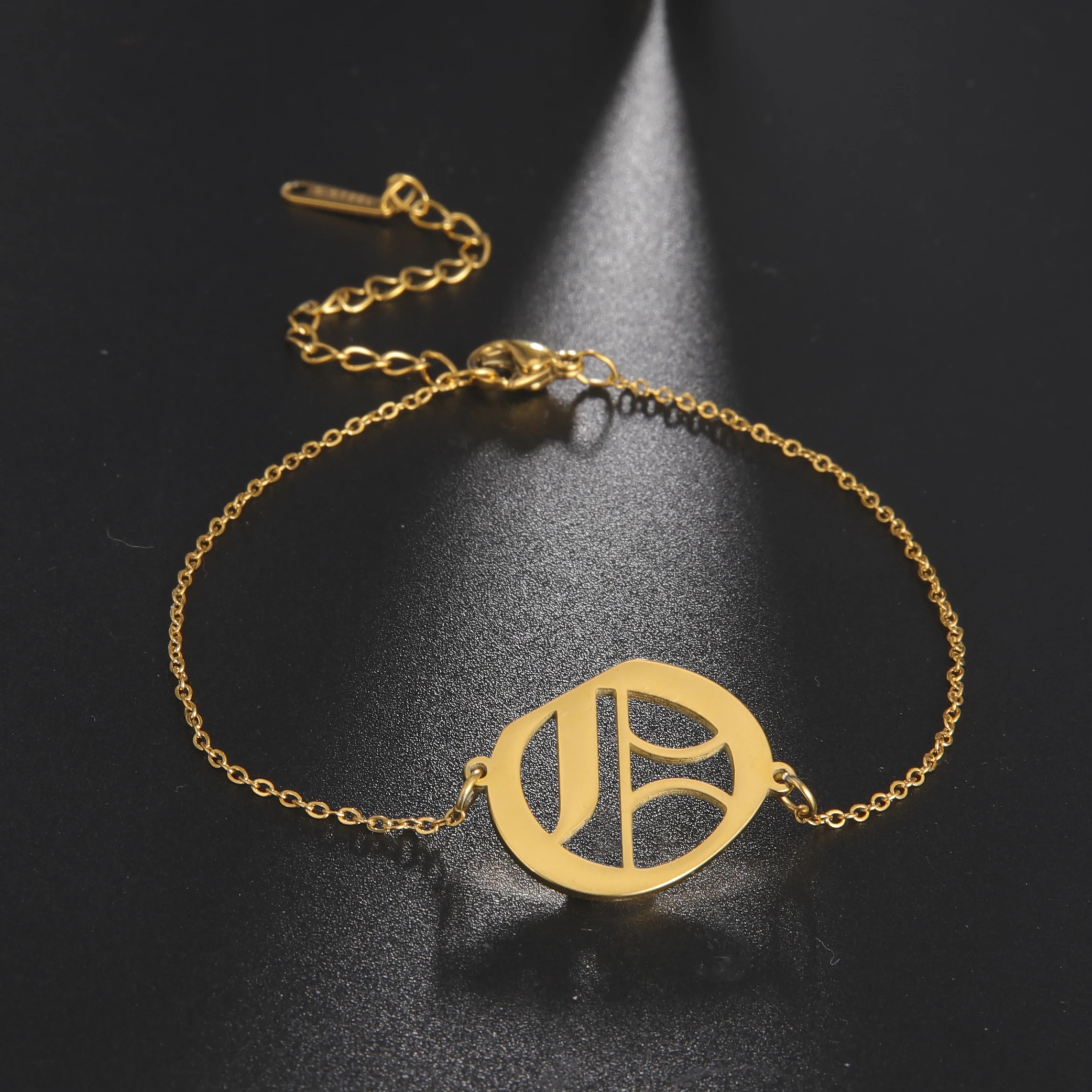 

Lemegeton Personalized Custom Name Bracelet For Women girls Monogram Letter Nameplate Pendant Bracelet Best Gift For Friend