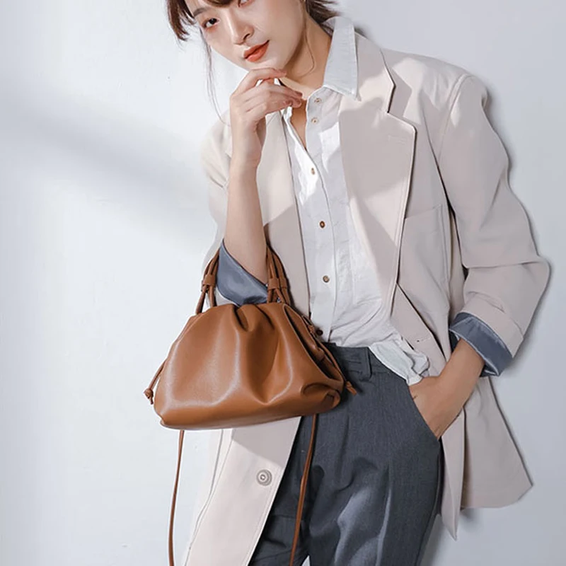 Женская сумка клатч из натуральной кожи однотонная Сумка облако воловьей PD8