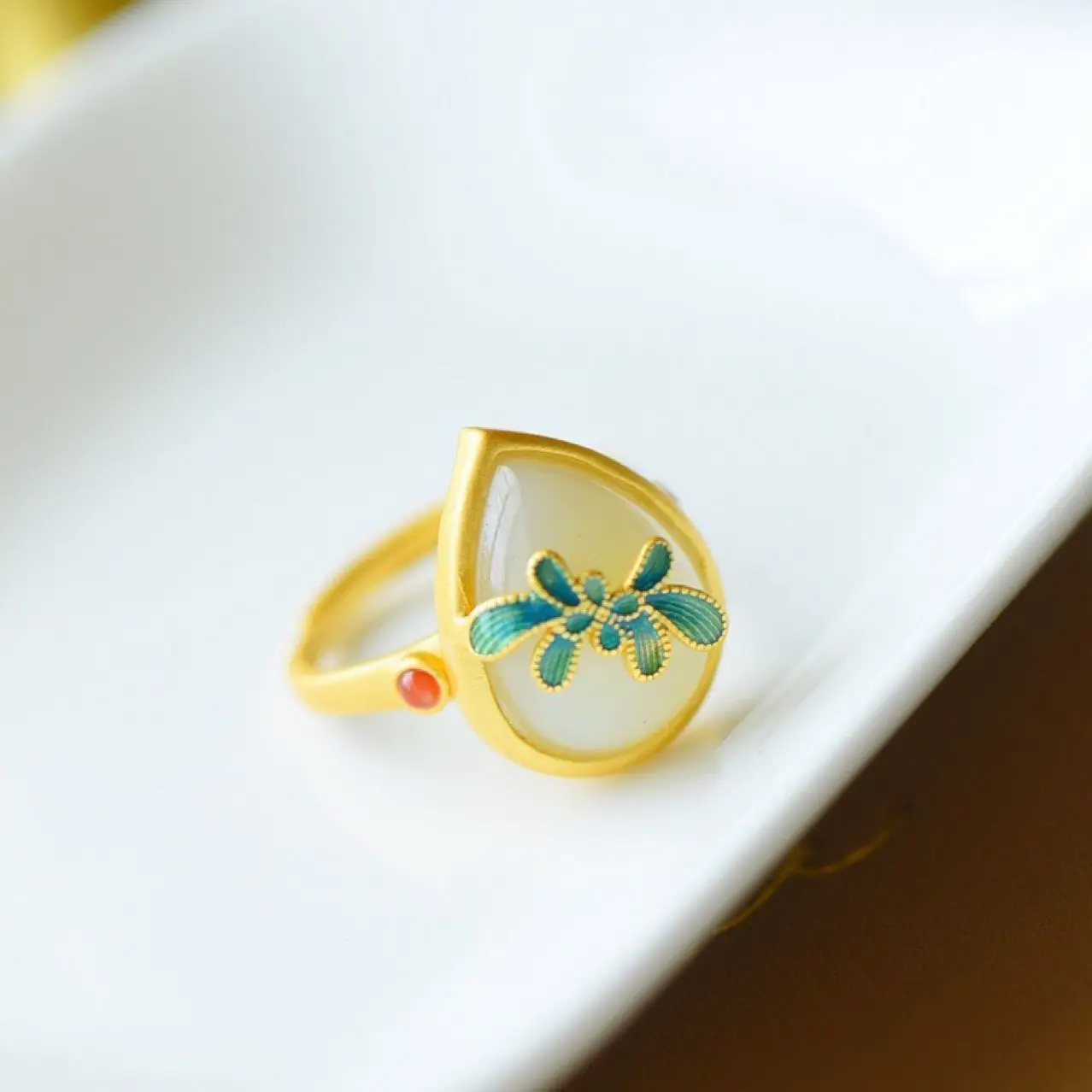 

Кольцо из серебра пробы с белым нефритом