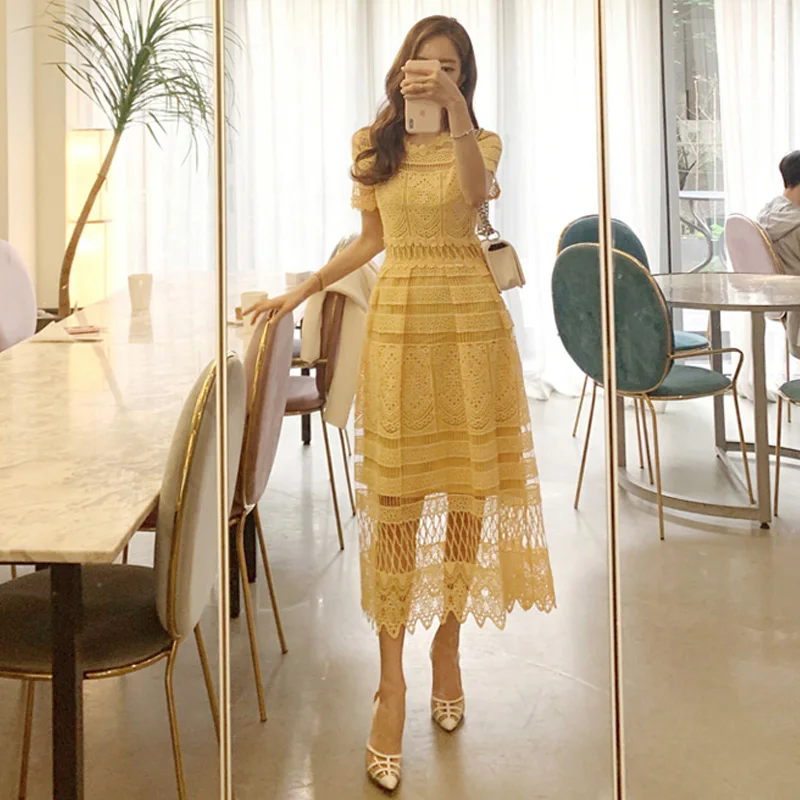 Женское кружевное платье средней длины элегантное желтое винтажное с коротким