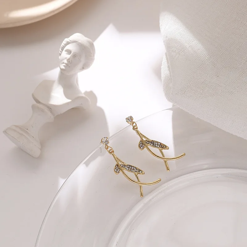 

2020 New Arrivals Gold Color Zircon Crystal Leaf Cross Branch Drop Earrings For Women Wedding Party Fashion Jewelry Gift