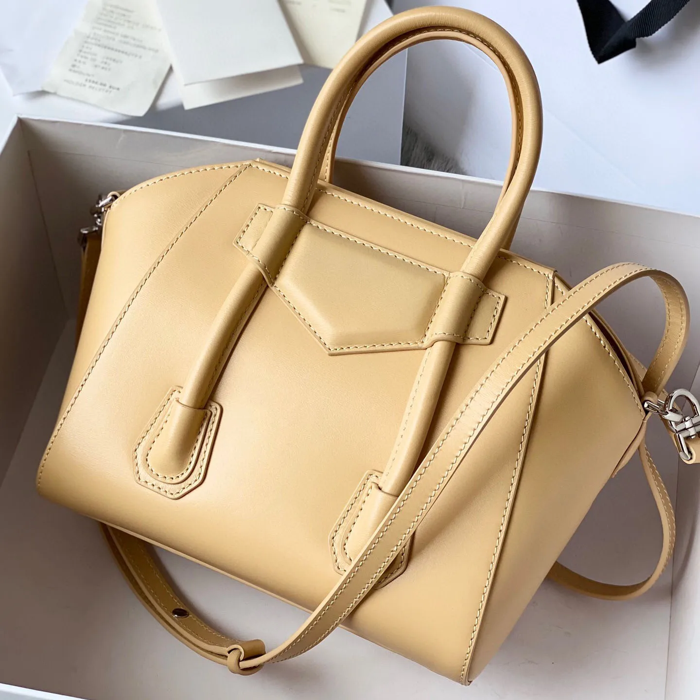 

2021 New Yellow Top Leather Women's Hand-Held Messenger Bag, Artistic Simplicity, Double Handles, Leisure And Luxury Appearance