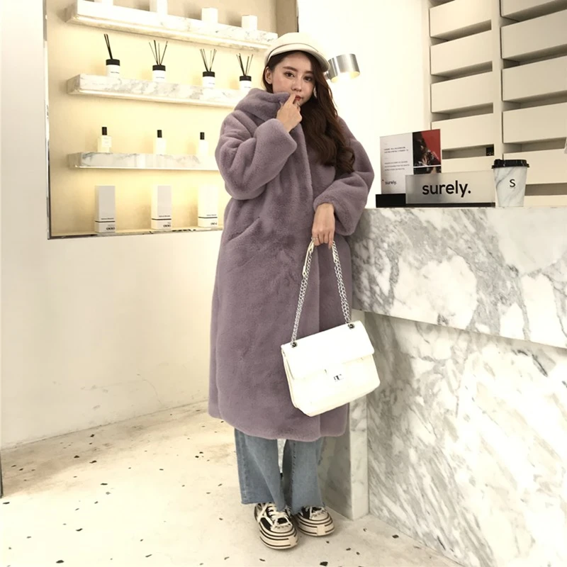 Пальто женское зимнее плюшевое средней длины с большими карманами и капюшоном