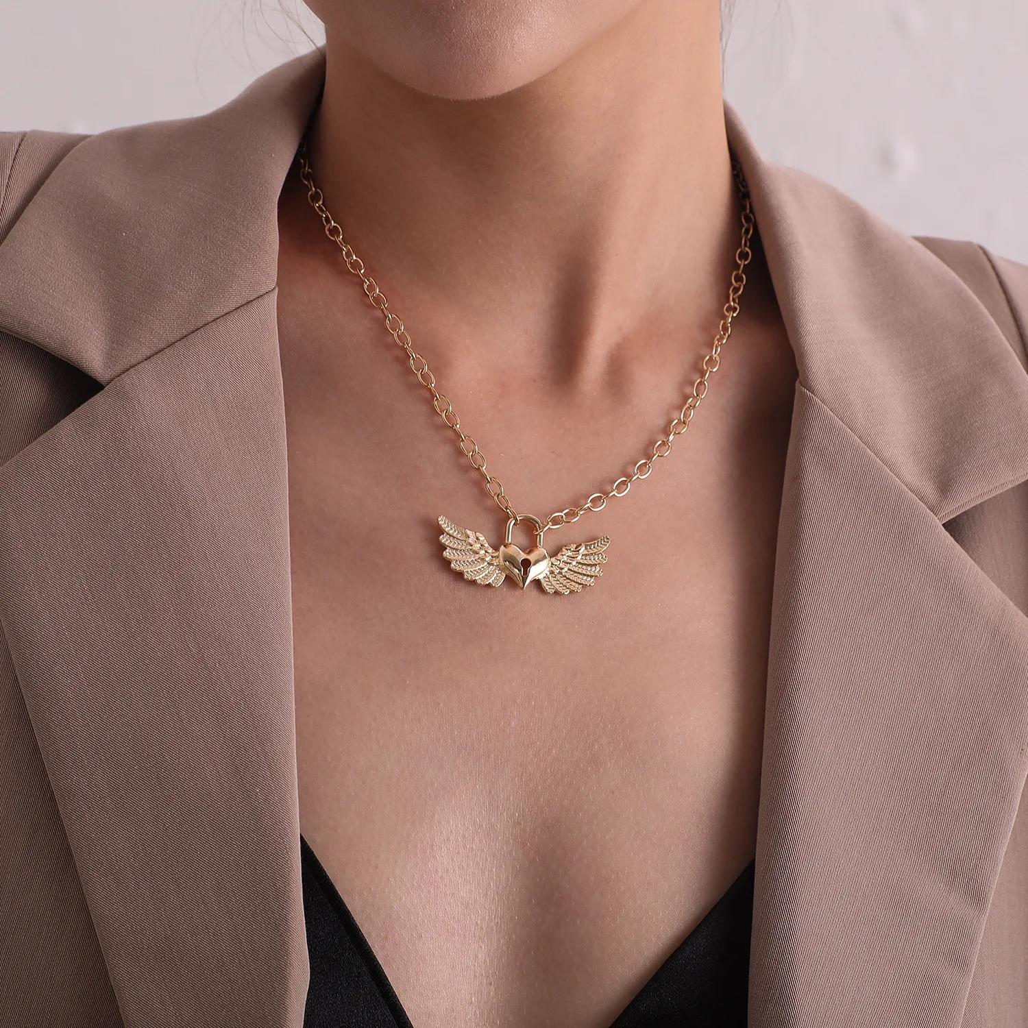 

Simple Fashion Angel Wings Heart-shaped Lock Shaped Pendant Necklace Personalized Women's Necklace Charming Girl Charm Jewelry