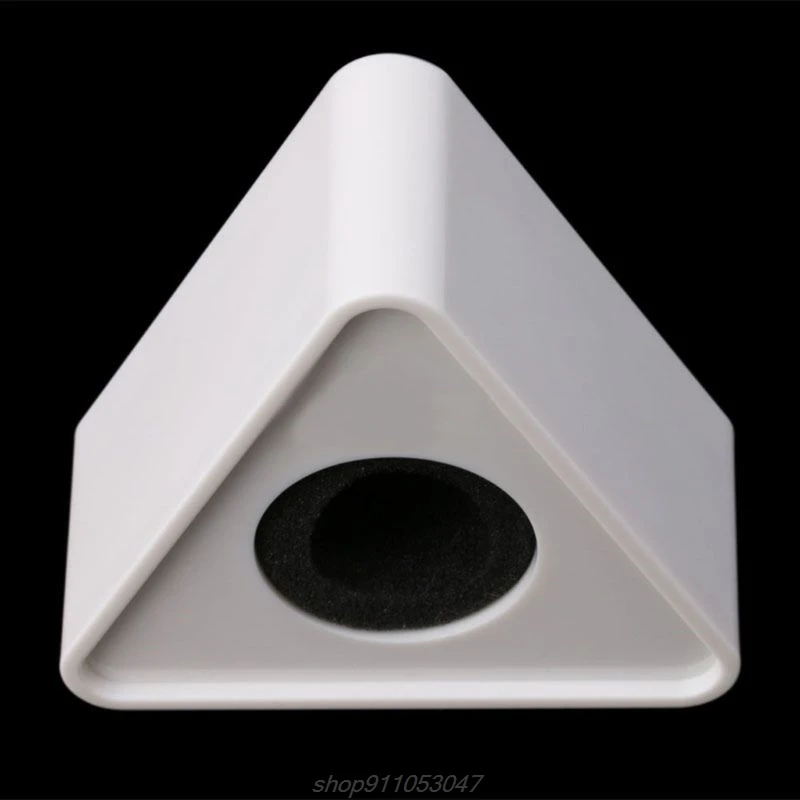 Треугольный микрофон с белым отверстием для ТВ интервью логотипом флагом