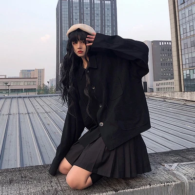 Женская Осенняя куртка в стиле темного цвета свободная с длинными рукавами и