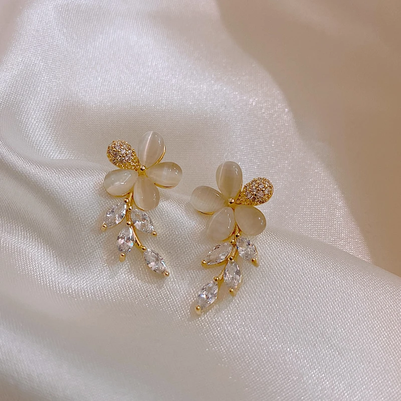 

Korean Cat's eye petals for Women Korean Minimalist Earrings Jewelry Wholesale