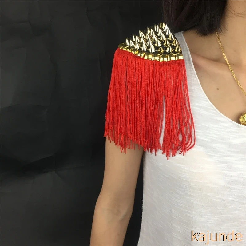 Комплект одежды из 2 предметов красный/белый/черный с бахромой и эполетами модная