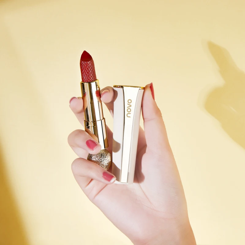 1 шт. водостойкая матовая губная помада в золотистом стиле |