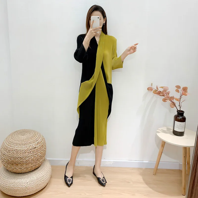 

Plus Size Dress 2021 Autumn Women's Clothing Contrast Color Patchwork V-Neck Long Sleeved Stretch Slim Miyake Pleated Dress Midi