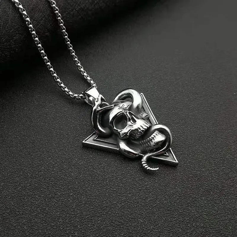Ожерелье с подвеской в виде черепа готическом стиле