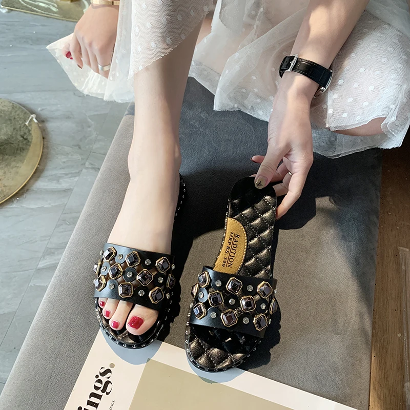 Летние новые женские сандалии и тапочки на низком каблуке Нескользящие