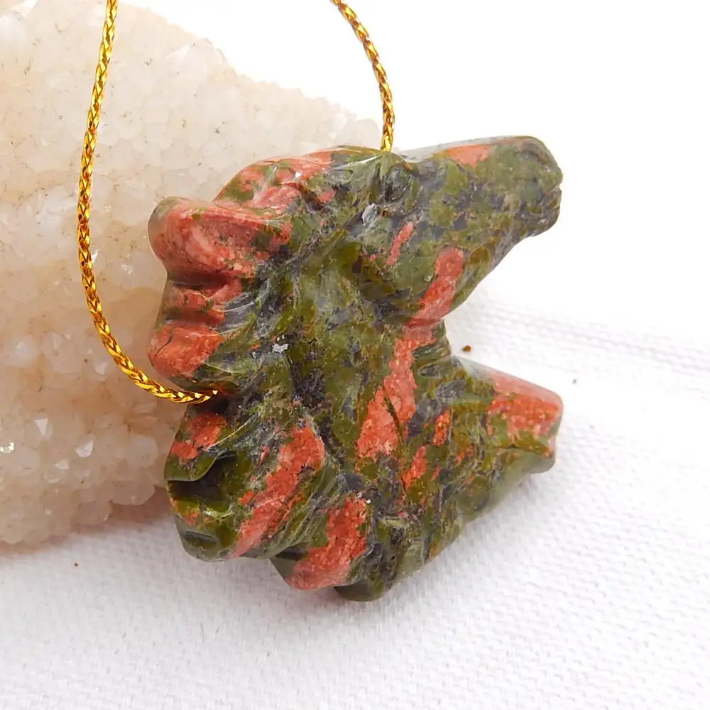 Подвеска-шарм из натурального жаспера унакита с вырезанным головой лошади. Украшение для ювелирных изделий. Подарочный камень. Размер 39x43x7 мм, вес 23 г.