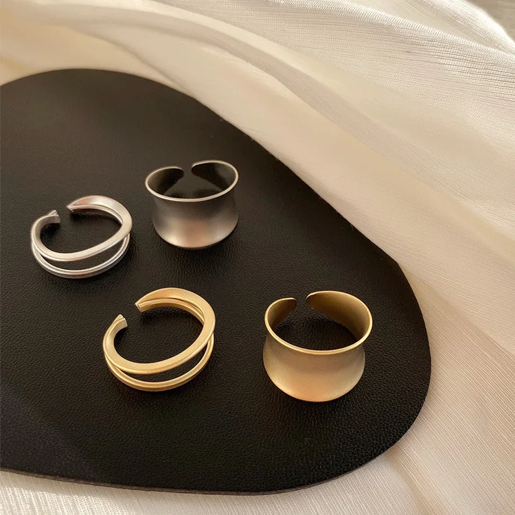 Комплект колец из двух предметов с широкими золотыми кольцами для женщин