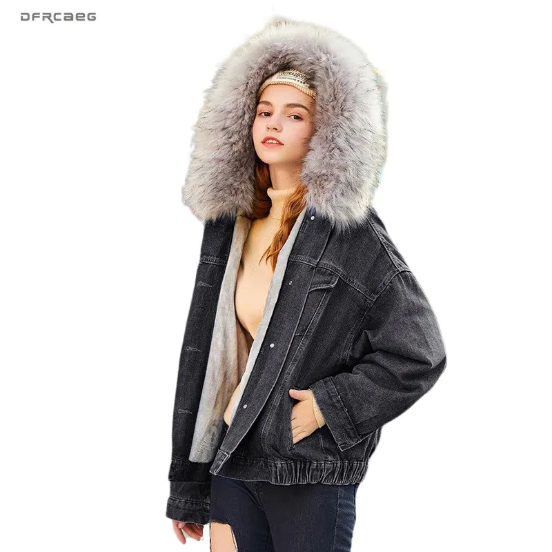 Женская джинсовая куртка оверсайз с большим меховым воротником модная уличная
