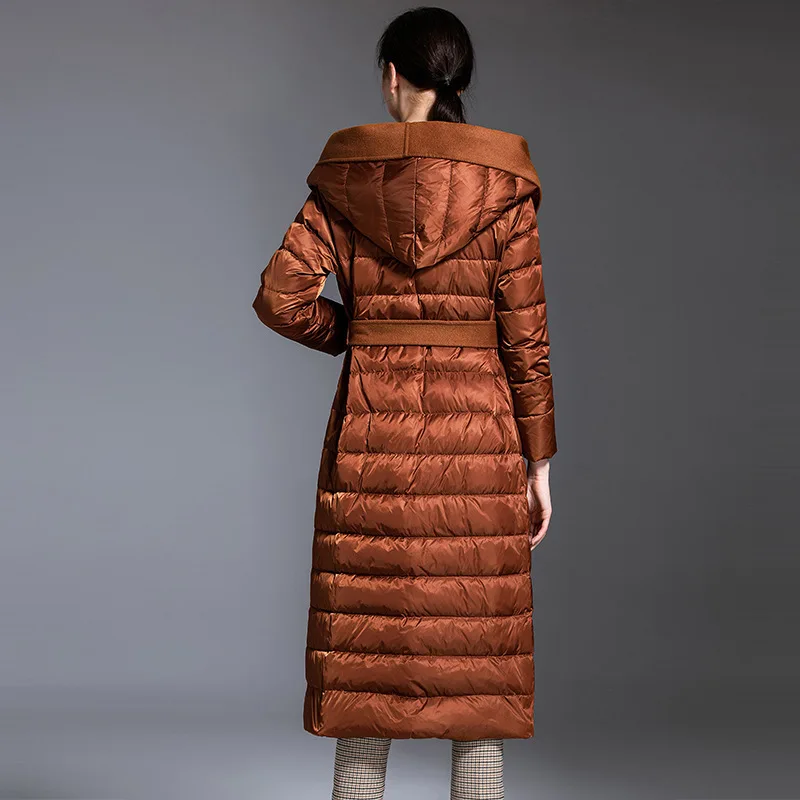 Женский утепленный пуховик на белом утином пуху средней длины до колена с