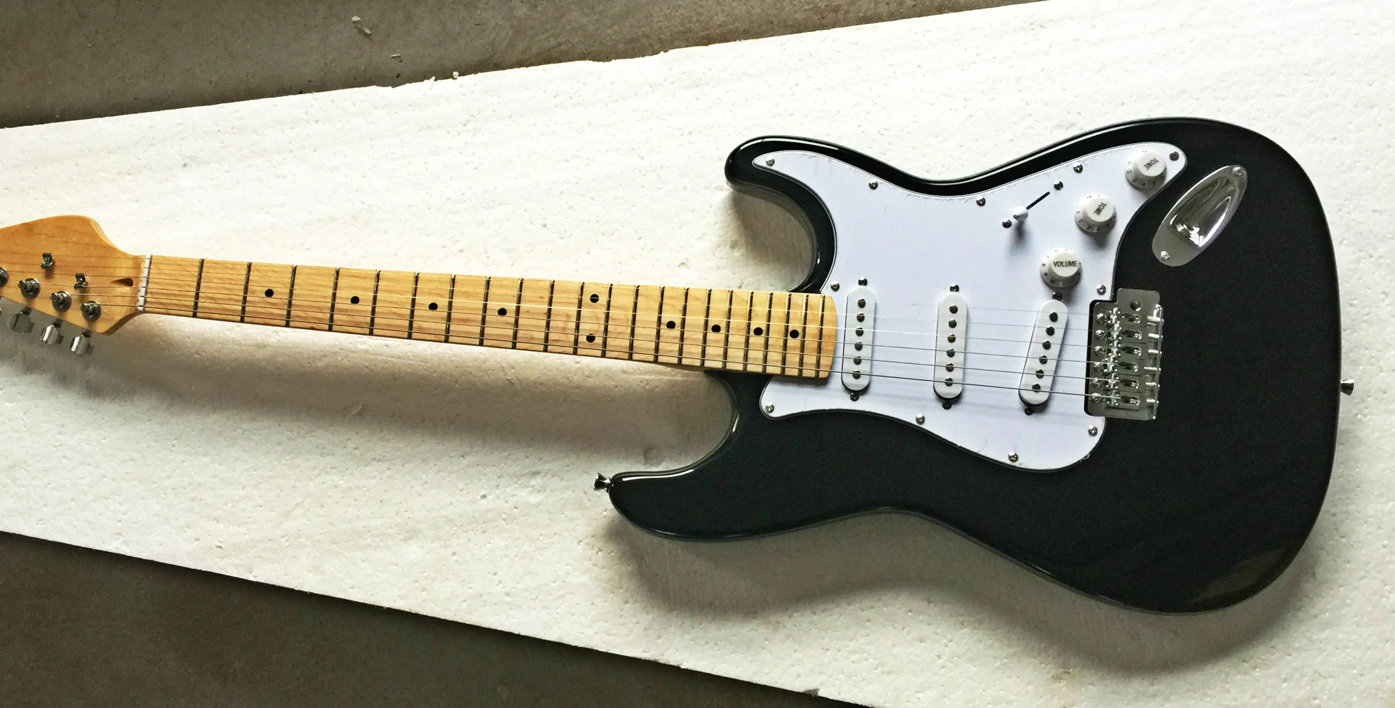 Высокое качество FPST 1001 черный цвет твердое тело белая накладка гриф из клена