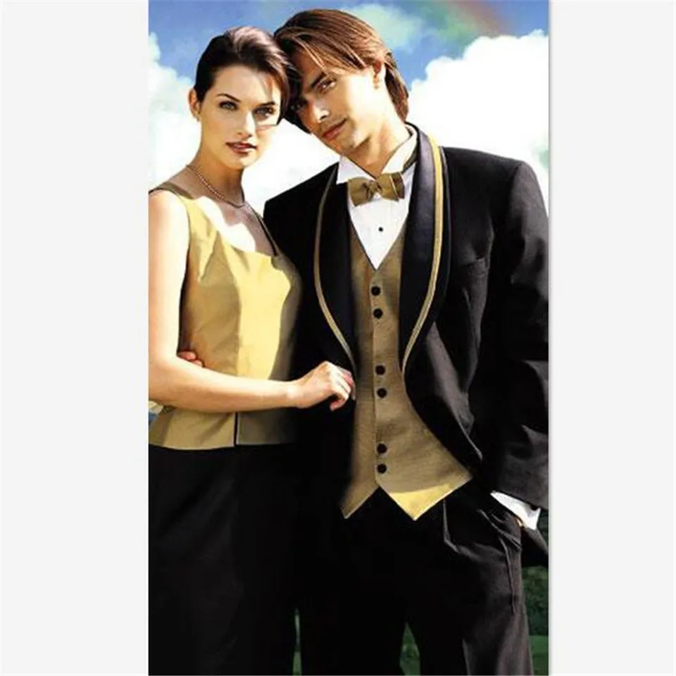 Черный мужской костюм на одной пуговице смокинг жениха с золотой шалью отворотом