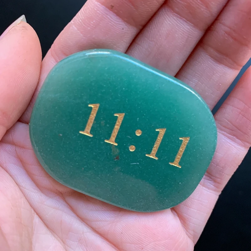 

Natural Green Aventurine Palm Stone Carved Double 11 Lucky Number Palmstone Spiritual Healing Energy Crystals Crafts Decor 1pc