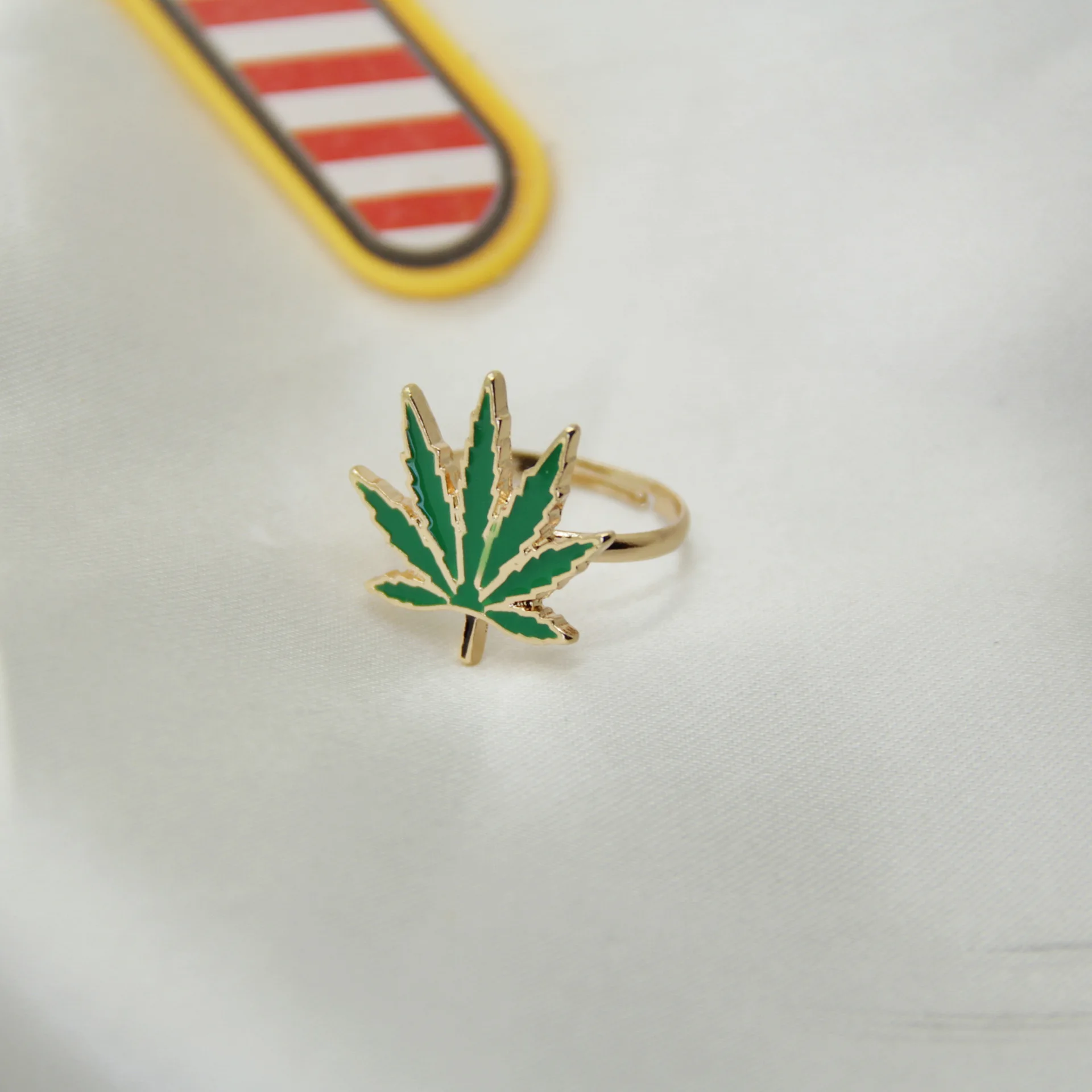 

New Style Simple Enamel Green Maple Leaves Leaf Ring Fashion Men Women Gold Plated Adjustable Ring Trend Men Women Party Jewelry