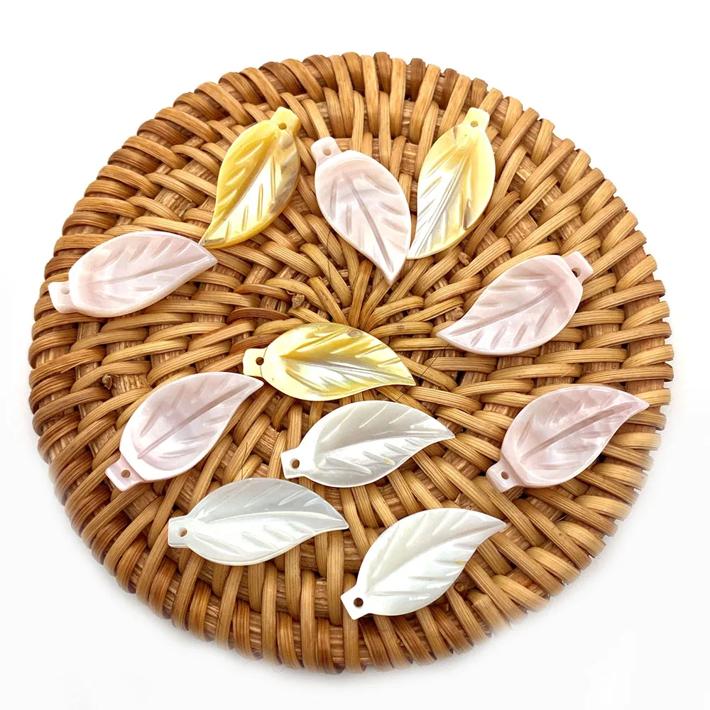 

Natural Sea Shell Pendant Yellow White Shell Leaf Carved Pattern Used To Make Small Ornaments for DIY Jewelry Necklace Pendants