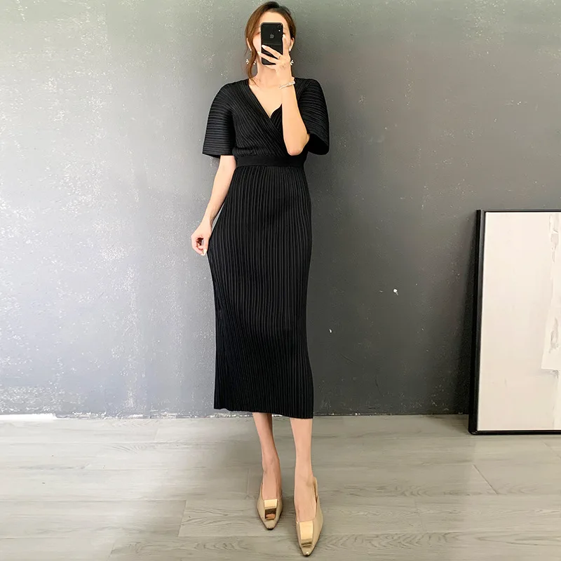Plus Size Black Dress For Women 45-75kg 2021 Autumn New V-Neck Half Sleeved Loose Stretch Miyake Pleated Dress Midi