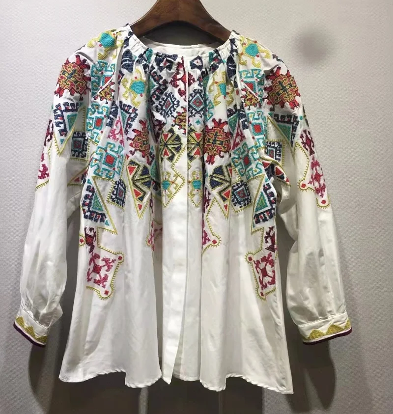Блузка женская хлопковая с вышивкой и длинным рукавом свободного покроя |