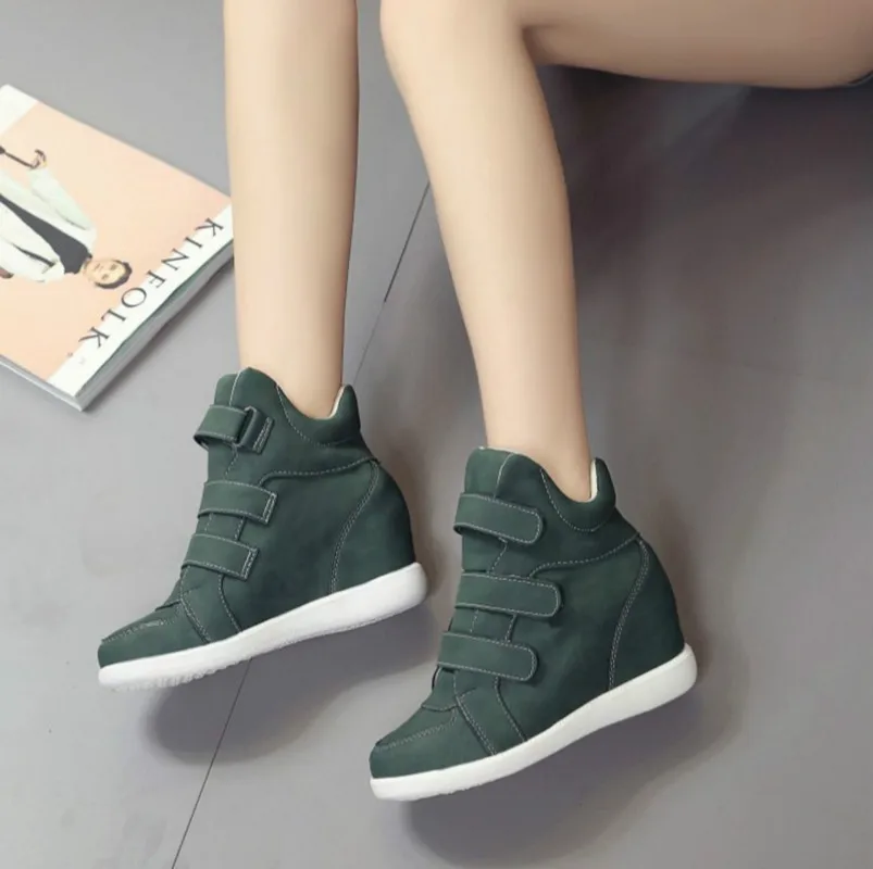 Модные кожаные туфли на танкетке плоской подошве женские модные кроссовки