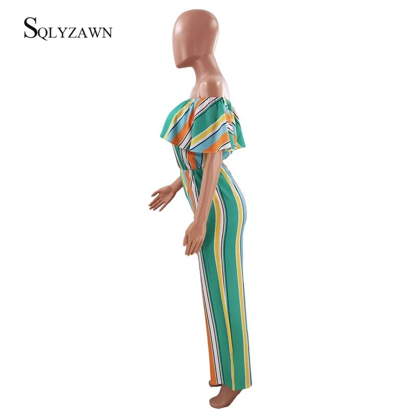 Женский пикантный комбинезон в разноцветную полоску с открытыми плечами и