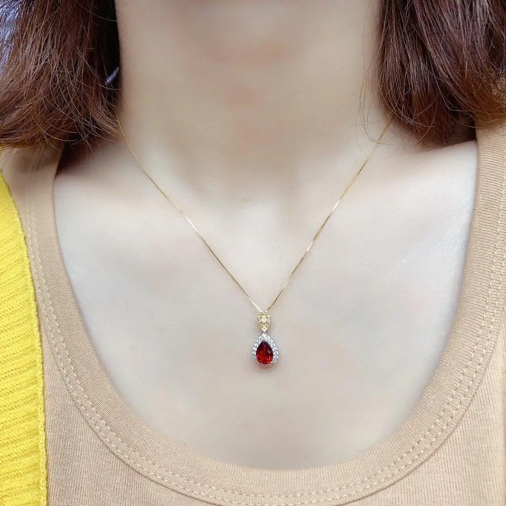 

Pure Natural Garnet Necklace Seiko inlaid with full fire and sparkling main stone Size: 68mm 925 silver Seiko inlaid with two c