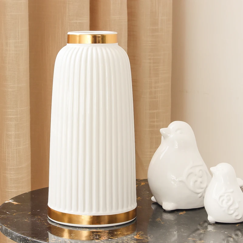 Белая обтекаемая керамическая ваза для стола Цветочная композиция