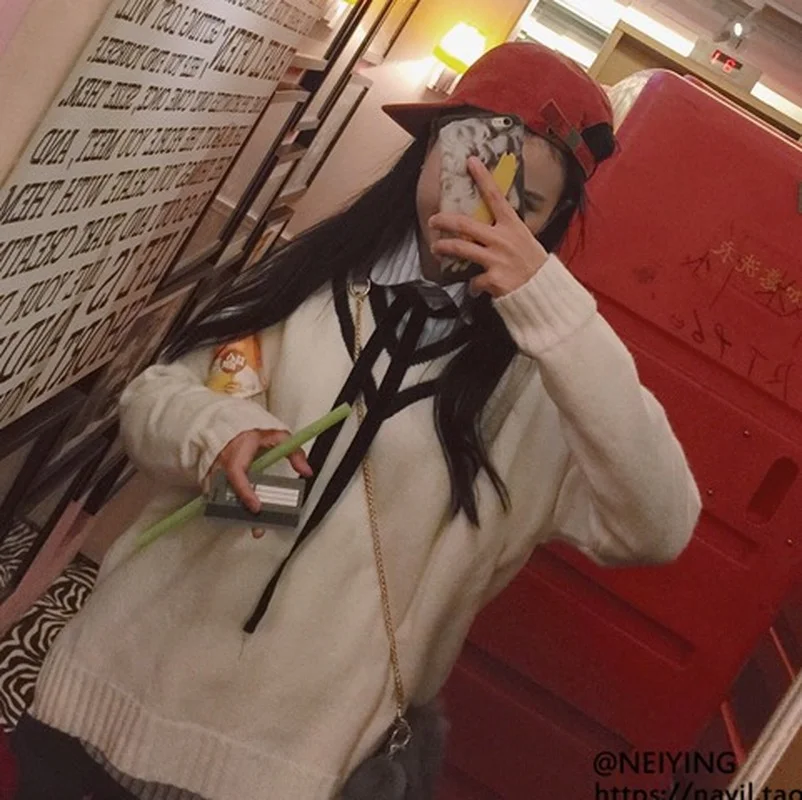 Женский трикотажный свитер с V-образным вырезом белый полосатый пуловер в стиле