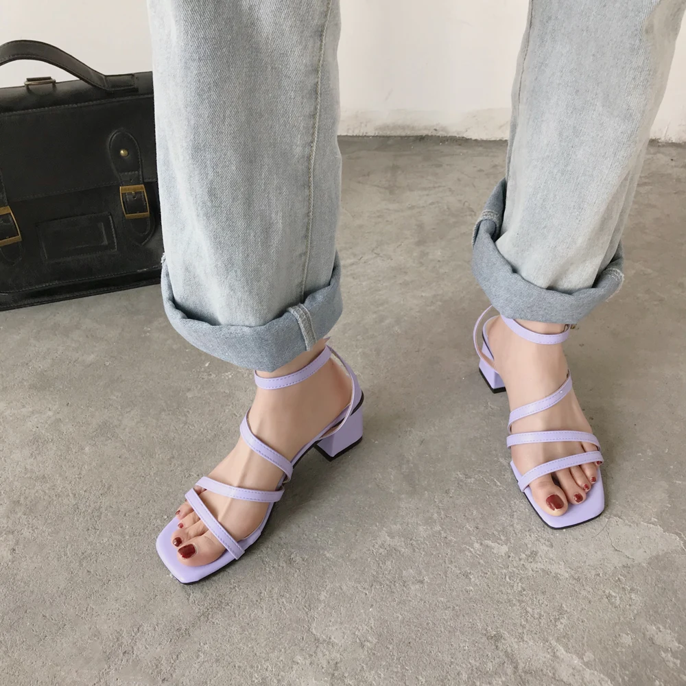Женские босоножки с открытым носком на толстом каблуке бежевые фиолетовые