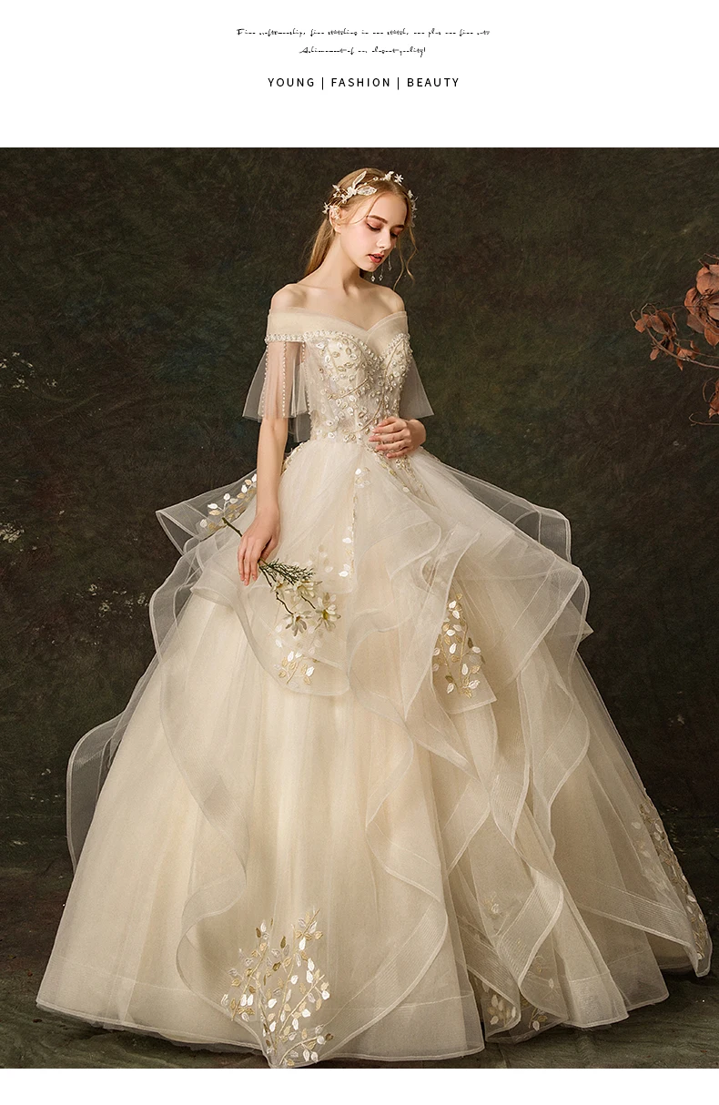 Бальное платье с вышивкой в стиле барокко цвета шампанского| |