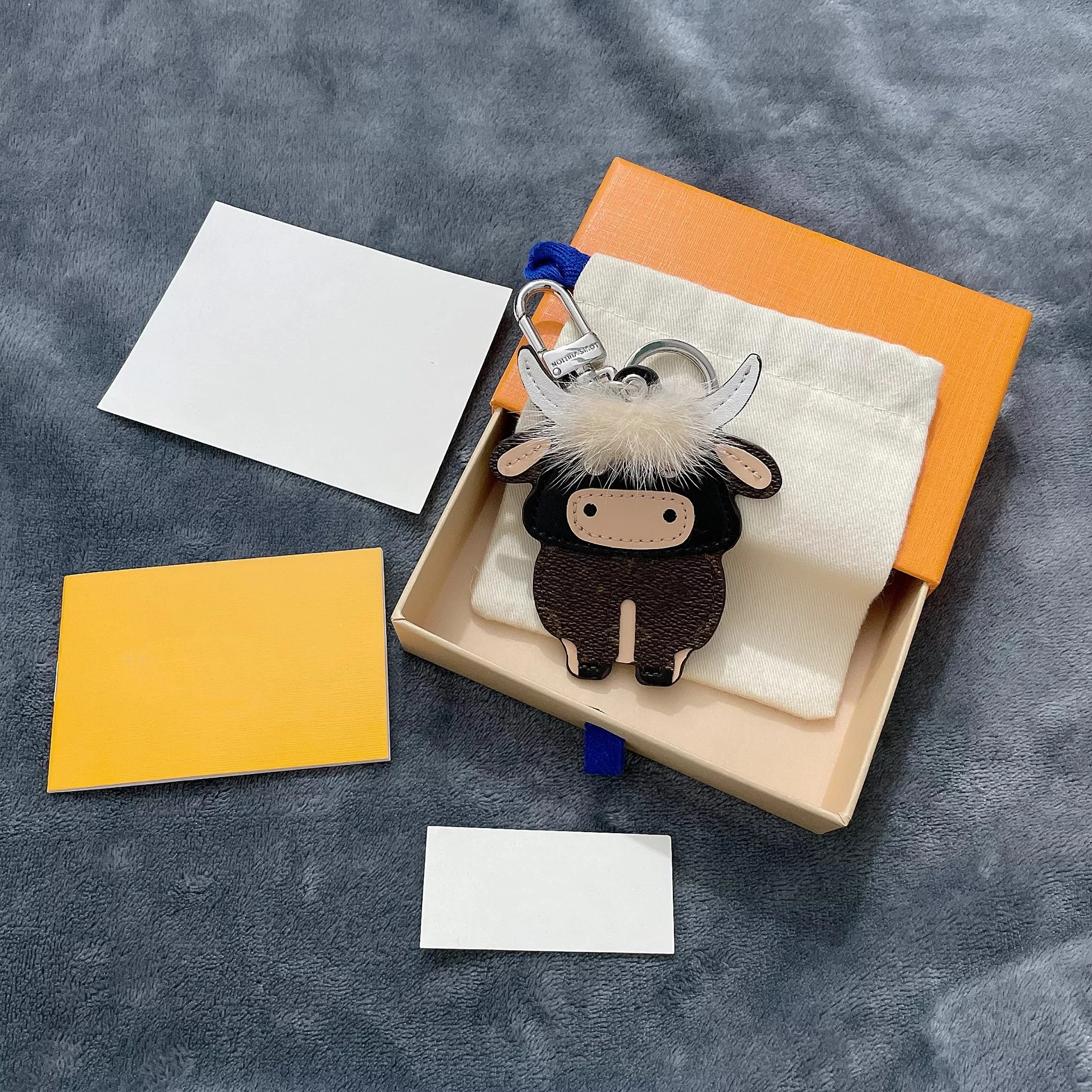 

Luxury Brand Old Flower Leather Keychain Fashion Calf Key Chain Purses Bag Charms Keychains Gift Accessories Couple Gift